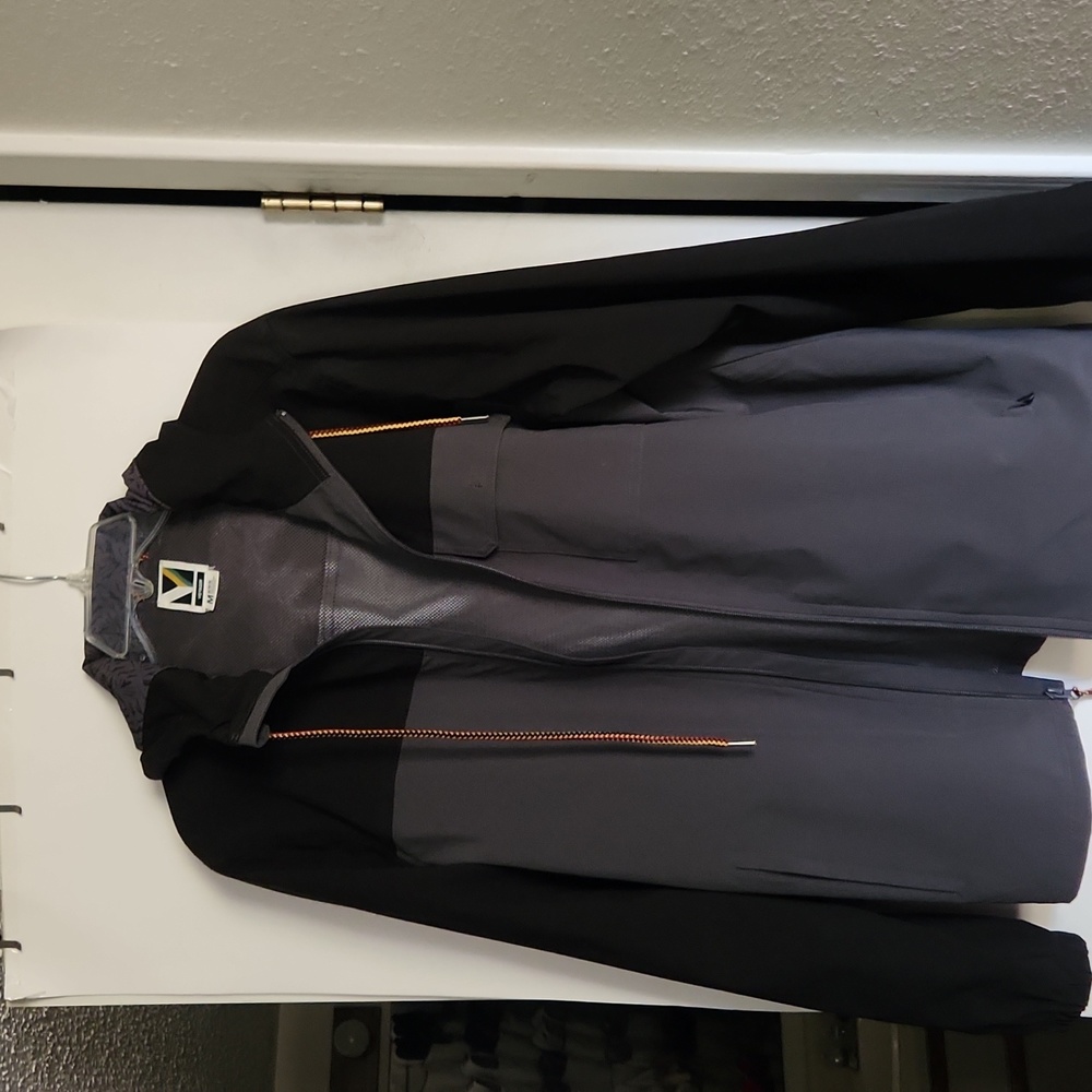 Voyager mens windbreaker, Size M, Color black & gray.